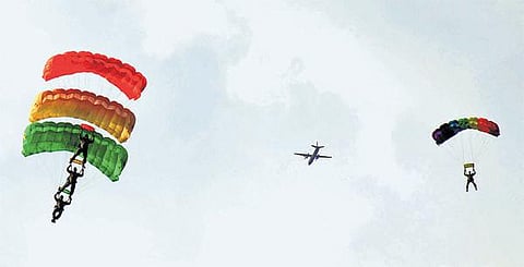 வான் சாகசத்தில் ஈடுபட்ட ராணுவ அதிகாரிகள்