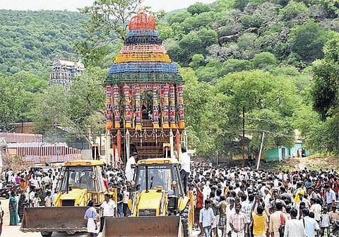 மதுரை அழகர்கோவிலில் புதிய தேர் வெள்ளோட்டம்: நிலைக்கு வர 4 மணி நேரம் ஆனது