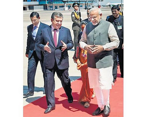 8 நாட்களில் 6 நாடுகளுக்கு பயணம்: உஸ்பெகிஸ்தானில் பிரதமர் மோடிக்கு சிவப்பு கம்பள வரவேற்பு