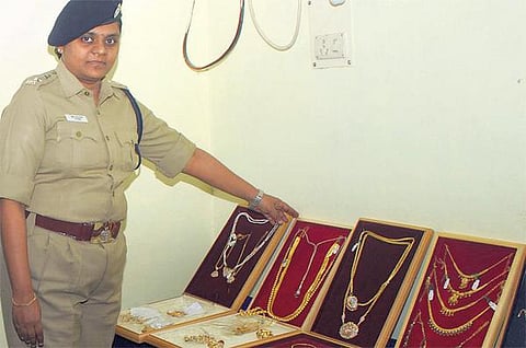 திருவண்ணாமலையில் 120 பவுனை பையில் போட்டு கதவில் தொங்கவிட்ட கார் ஓட்டுநர் கைது