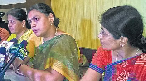 யு.ஜி.சி. விதிகளின் 12 பி அந்தஸ்து பெறாததால் 5 ஆண்டுகளாக வழங்கிய பட்டங்கள் செல்லாமல் போகலாம்: அவினாசிலிங்கம் பல்கலைக்கழக ஆசிரியைகள் குற்றச்சாட்டு