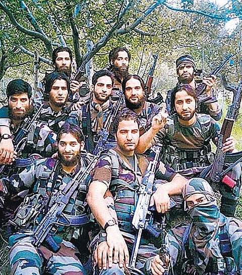 காஷ்மீர் தீவிரவாதிகளின் க்ரூப் போட்டோ