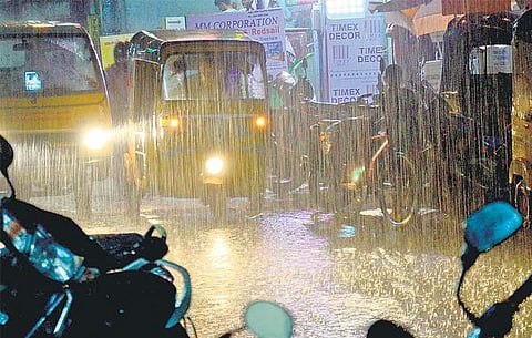 பகலில் கொளுத்தியது.. மாலையில் கொட்டியது: திடீர் மழையால் குளிர்ந்தது சென்னை மாநகரம்