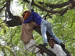 டெல்லியில் தற்கொலை செய்துகொண்ட விவசாயி மது குடித்திருந்தார்