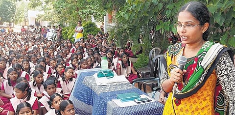 ஐ.ஏ.எஸ். தேர்வில் வென்ற அரசுப் பள்ளி மாணவி