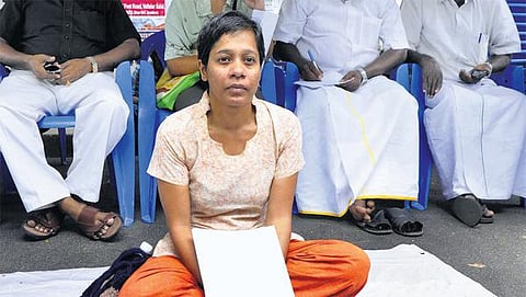 அரவிந்தர் ஆசிரம நிர்வாகிகள் மீது வழக்கு பதிவு செய்ய கோரி உண்ணாவிரதம்