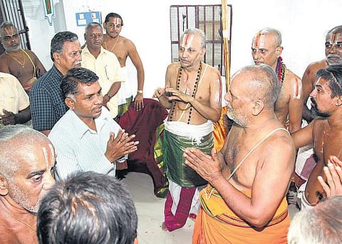 உப்பிலியப்பன் கோயில் அலுவலர், பட்டாச்சாரியர்கள் வானமாமலை ஜீயரிடம் மன்னிப்பு கோரினர்: மீண்டும் கோயிலுக்கு வருமாறு அழைப்பு