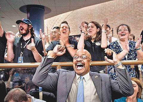 நியூ ஹாரிஸான்ஸ் விண்கல பயணத்திட்டம் வெற்றி: புளூட்டோ அருகில் இருந்து சமிக்ஞைகளை அனுப்பியது- நாசா விஞ்ஞானிகள் மகிழ்ச்சி