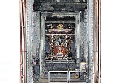 நூற்றாண்டைக் குறிக்கும் நூறு தூண்கள்