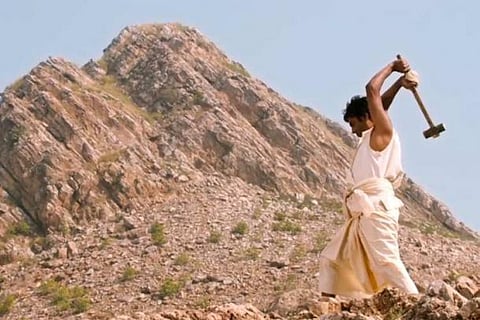 யூடியூப் பகிர்வு: மலையுடன் மோதிய மாமனிதன் மாஞ்சி!