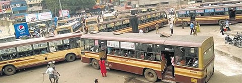 செங்குன்றம் பேருந்து நிலையத்தில் ஆக்கிரமிப்புகளால் போக்குவரத்து நெருக்கடி