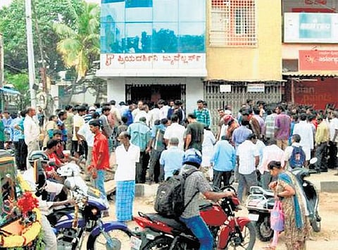 பெங்களூரு நகைக்கடையில் கொள்ளை முயற்சி: சுரங்கம் தோண்டிய கொள்ளையர்கள் கைது - பொதுமக்கள் சாதுர்யமாகப் பிடித்தனர்