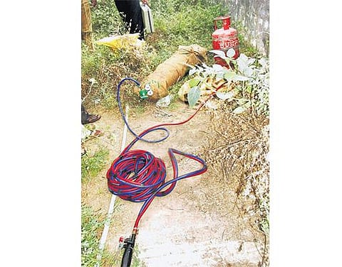 சாத்தான்குளம் வங்கியில் கொள்ளை முயற்சி: அலாரம் ஒலித்ததால் ரூ.80 கோடி பணம், நகைகள் தப்பின - இளைஞர் கைது; பைக், சிலிண்டர் பறிமுதல்