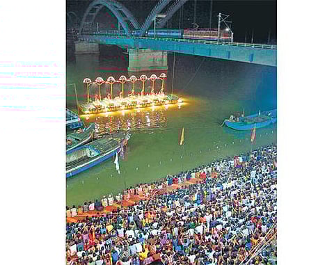 கோதாவரி மகா புஷ்கரம் விழாவின் 7-வது நாளில் பள்ளி, கல்லூரிகள் விடுமுறையால் ஏராளமான பக்தர்கள் குவிந்தனர்