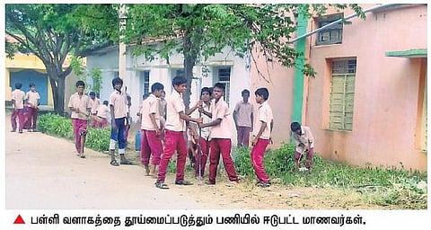 ஜோலார்பேட்டை: பள்ளிக்கல்வி இயக்குநர் உத்தரவை மீறி மாணவர்களை வேலை வாங்கிய ஆசிரியர்கள்