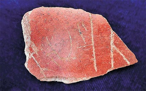 கி.மு. முதல் நூற்றாண்டைச் சேர்ந்த தமிழ் பிராமி எழுத்துகள் பொறிக்கப்பட்ட மண்பாண்ட ஓடுகள்: அகழ்வாய்வில் கிடைத்துள்ள அரிதான கல்வெட்டுகள்