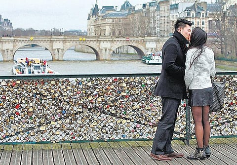 காதல் பூட்டுகளை வெட்டி எறியும் நகரம்