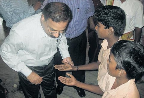 சக மாணவர் தொலைத்த 300 ரூபாய்க்காக 8 மாணவர்களின் உள்ளங்கையில் சூடு வைத்த கொடூரம்: விடுதி ஊழியர் தற்காலிக பணிநீக்கம்