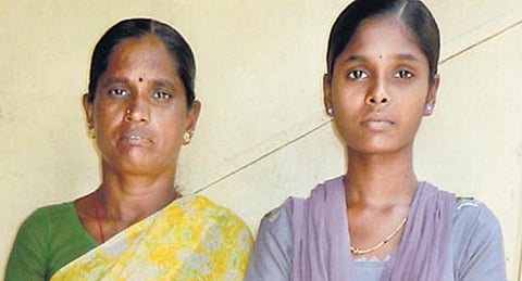 1104 மதிப்பெண் பெற்று வேளாண் கல்லூரியில் ‘சீட்’கிடைத்தும் படிக்க வசதியற்ற மாணவி: தாயுடன் 100 நாள் திட்ட வேலைக்கு செல்லும் பரிதாபம்