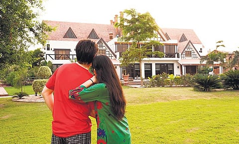 உங்கள் வீடு உங்கள் அனுபவம்: பூக்கள் மின்னும் கண்ணாடி வீடு