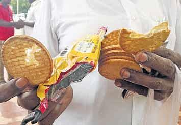 கோவை விமான நிலையப் பகுதியில் காலாவதியான பிஸ்கட் விற்பனை: பயணிகள் புகார்