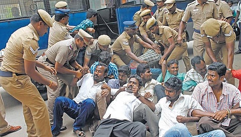 சசிபெருமாளின் மகன் திடீர் மயக்கம்: போலீஸாரை கண்டித்து முற்றுகை போராட்டம்