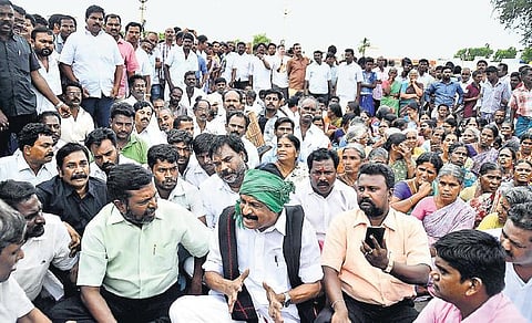 போலீஸாரின் அத்துமீறலைக் கண்டு அஞ்சமாட்டோம்: கலிங்கப்பட்டி போராட்டத்தில் வைகோ உறுதி