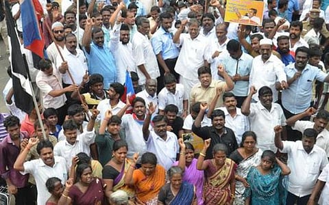 முழு அடைப்புக்கு ஓரளவு ஆதரவு: தமிழகத்தில் மேலும் தீவிரமானது மதுவிலக்கு போராட்டம்