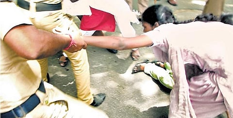 மதுவிலக்கை அமல்படுத்தக் கோரி தமிழகம் முழுவதும் போராட்டம் தீவிரம்: 6 மாணவிகள் உட்பட 15 பேர் சிறையில் அடைப்பு