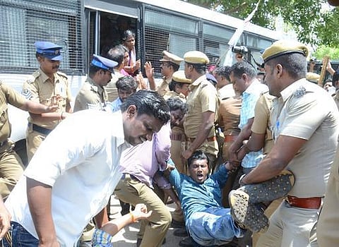 மதுவுக்கு எதிரான போராட்டம் வலுக்கிறது: தமிழகம் முழுவதும் மறியல், முற்றுகை - ஜி.ராமகிருஷ்ணன், திருமாவளவன் உள்ளிட்ட தலைவர்கள் கைது