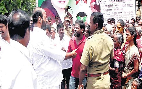 செய்யூர் எம்எல்ஏ மீது புகார் கூறி அமைச்சர் சின்னையாவை முற்றுகையிட்ட பெண்கள்