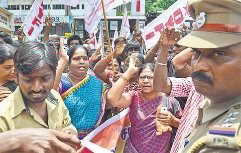 மதுவிலக்கு அமல்படுத்தக் கோரி தீவிர போராட்டம்: சென்னையில் 36 இடங்களில் ஆர்ப்பாட்டம்; 1,254 பேர் கைது