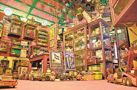 பொம்மைகளை நேசிக்கும் விந்தை மனிதர்