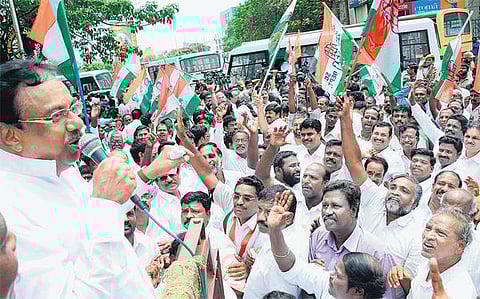 காங்கிரஸ் எம்.பி.க்கள் சஸ்பெண்டை ரத்து செய்யாவிட்டால் பிரதமர் மோடிக்கு கருப்புக் கொடி காட்டுவோம்: இளங்கோவன் அறிவிப்பு