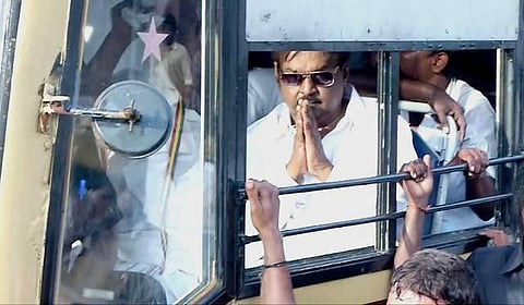 தேமுதிகவினர் தடையை மீறி மனிதச் சங்கிலி: மதுவிலக்கு போராட்டத்தில் விஜயகாந்த் கைது