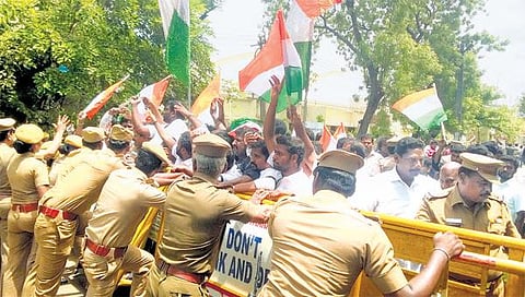 டாஸ்மாக் மதுபான கிடங்குக்கு பூட்டு போடும் போராட்டம்: அம்பத்தூரில் காங்கிரஸ் கட்சியினர் 52 பேர் கைது