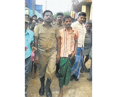 செல்பேசி கோபுரத்தில் ஏறி போராடிய தொழிலாளியிடம் போலீஸார் நடத்திய நாடகம்