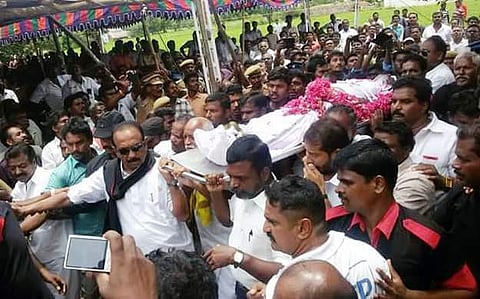 சசிபெருமாள் உடலுக்கு தலைவர்கள், பொதுமக்கள் இறுதி அஞ்சலி: சொந்த ஊரில் நல்லடக்கம்