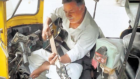 ஆட்டோ ஓட்டும் இசைக் கலைஞர்