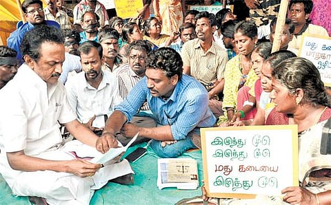 மதுவிலக்கு கோரி 3-வது நாளாக உண்ணாவிரதம்: மாற்றுத் திறனாளிகளுடன் ஸ்டாலின், வாசன் சந்திப்பு