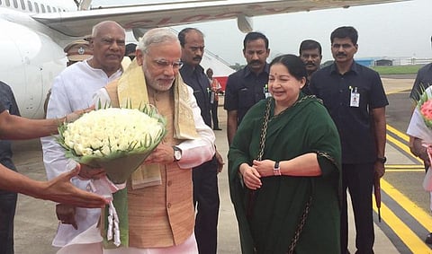 சென்னையில் பிரதமர் மோடியை வரவேற்றார் ஜெயலலிதா