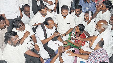 அரசியல் கட்சி தலைவர்களின் கோரிக்கை ஏற்பு: சசிபெருமாள் உடல் சொந்த ஊரில் இன்று அடக்கம் - உண்ணாவிரதத்தை கைவிட குடும்பத்தினர் முடிவு