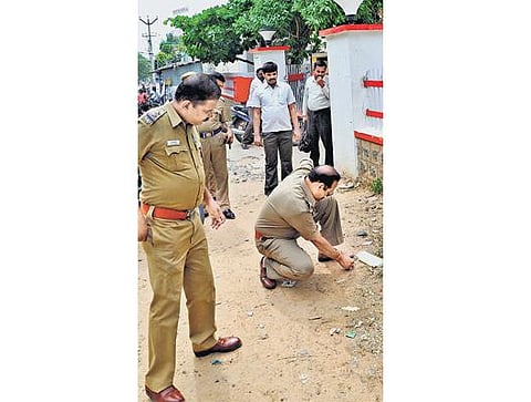 மணல் கடத்தலைக் கண்டித்து வேலூர் மாவட்ட ஆட்சியருக்கு வெடிகுண்டு மிரட்டல்: கடத்தல் கும்பலுக்கும் எச்சரிக்கை