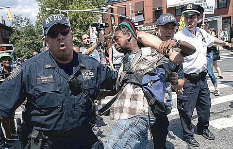 சுட்டுக் கொல்லப்பட்ட கருப்பின இளைஞரின் நினைவு தினம்: அமெரிக்காவில் மீண்டும் கலவரம் வெடித்தது - போலீஸ் துப்பாக்கிச் சூடு