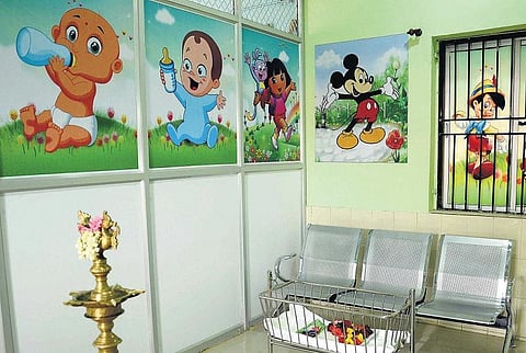 திருச்சி மத்திய பேருந்து நிலையத்தில் தாய்மார்கள் பாலூட்டும் அறையில் சட்டத்துக்கு புறம்பான படங்கள் - புட்டிப்பால் புகட்டுவதை ஊக்குவிக்கிறதா மாநகராட்சி?