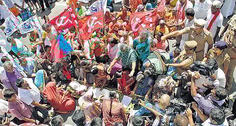 மதுக்கடைகளை மூட வலியுறுத்தி பெண்கள் ஒப்பாரிப் போராட்டம்: போலீஸ் தாக்குதலில் ஒருவருக்கு நெஞ்சுவலி