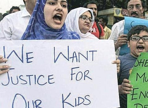 பாகிஸ்தான் 350 குழந்தைகளை ஆபாச படம் எடுத்த கும்பல் கைது