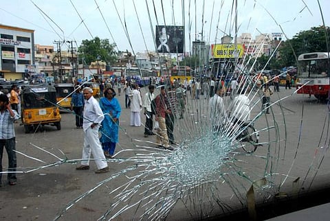 சிறப்பு அந்தஸ்து கோரி ஆந்திராவில் முழு அடைப்பு: போக்குவரத்து முடங்கியதால் இயல்பு வாழ்க்கை பாதிப்பு