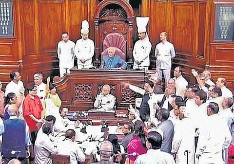 மாநிலங்களவையில் கடும் அமளிக்கு இடையில் சரக்கு, சேவை வரி மசோதா தாக்கல்: சோனியா, ராகுல் மீது அருண் ஜேட்லி குற்றச்சாட்டு