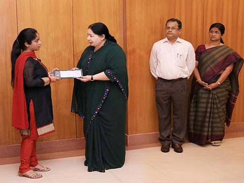 3 விமானிகள் குடும்பங்களுக்கு தலா ரூ.10 லட்சம் வழங்கினார் முதல்வர்